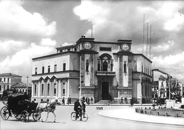 Tirana - Municipio e Piazza Scanderbeg
