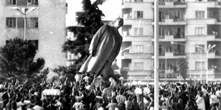 Movimento Studentesco Albanese Caduta Statua Enver Hoxha