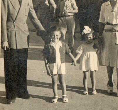 La coppia con i due figli a Tirana nel 1945