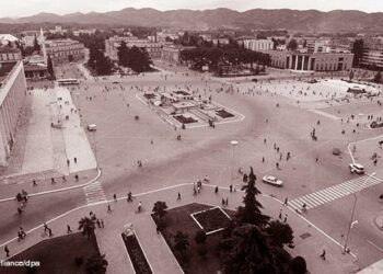 Tirana, 1990