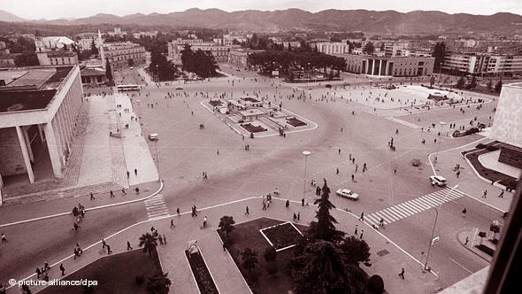 Tirana, 1990