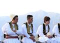 folklore albanese Cantanti in attesa di salire sul palco del Folk Festival di Argirocastro in Albaniain