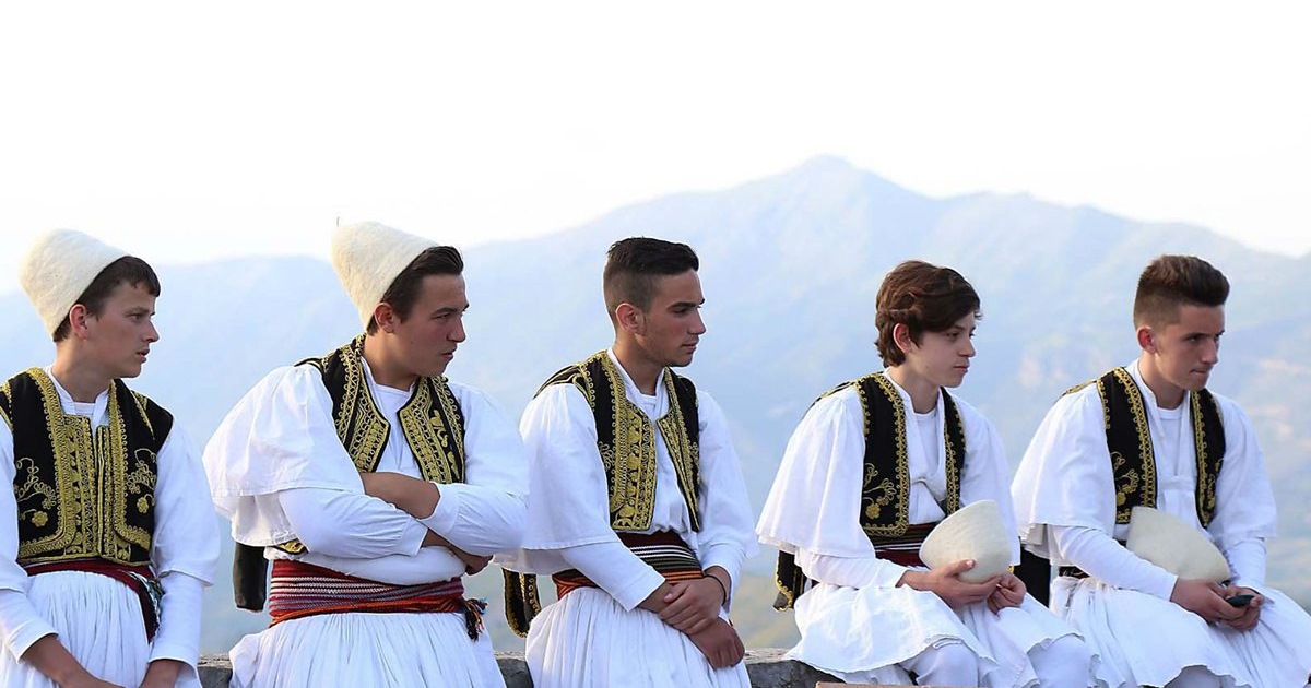 folklore albanese Cantanti in attesa di salire sul palco del Folk Festival di Argirocastro in Albaniain