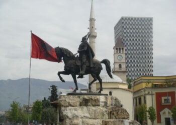 Tirana Piazza Scanderbeg, Monumento Di Scanderbeg