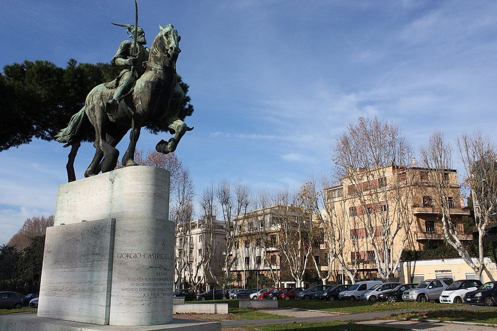 Piazza Albania E Il Monumento A Scanderbeg
