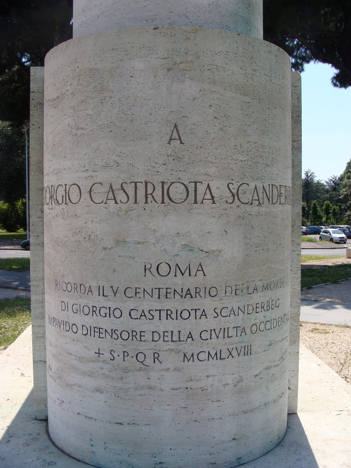 Iscrizione sul piedistallo del monumento a Scanderbeg a Roma, in Piazza Albania