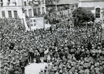 17 Novembre 1944 Tirana, 1941. L'accoglienza riservata a Vittorio Emanuele III, Re di Albania per il periodo 1939-1943, da parte della popolazione tiranese.