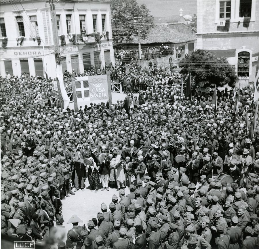 17 Novembre 1944 Tirana, 1941. L'accoglienza riservata a Vittorio Emanuele III, Re di Albania per il periodo 1939-1943, da parte della popolazione tiranese.