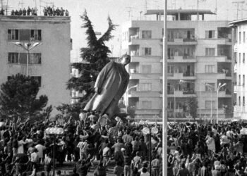 Crollo della statua del dittatore Enver Hoxha a Tirana