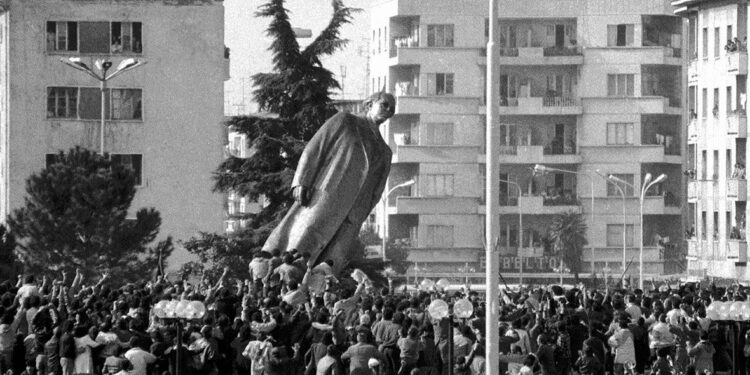Crollo della statua del dittatore Enver Hoxha a Tirana