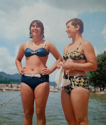 Due donne nelle spiagge albanesi degli anni '70