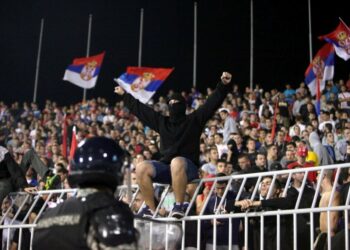 Tifosi serbi durante la partita di Euro 2016 tra Serbia e Albania