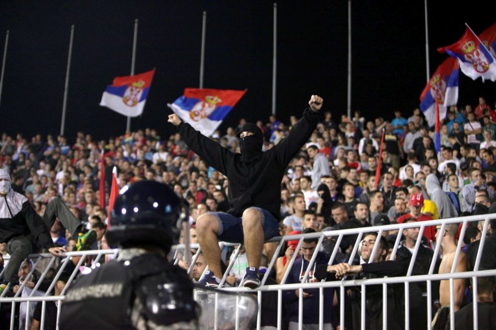 Tifosi serbi durante la partita di Euro 2016 tra Serbia e Albania