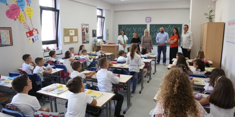 Ministro Dell'istruzione Albanese In Una Scuola