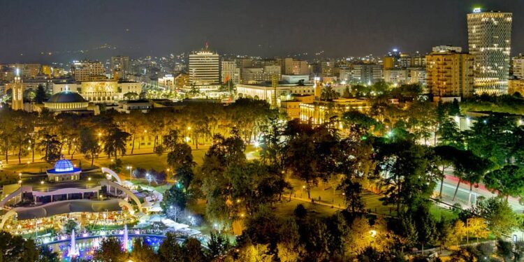 Stradegia Turismo Albanese Tirana By Night, Foto Di Giti Kolasi