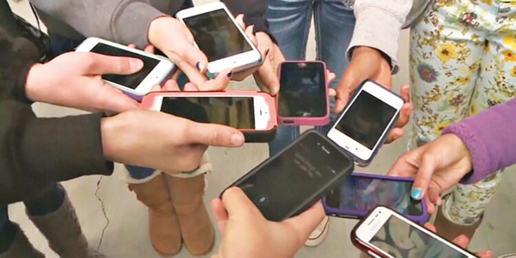 Albania, divieto di utilizzo degli smartphone nelle scuole e nelle istituzioni pubbliche