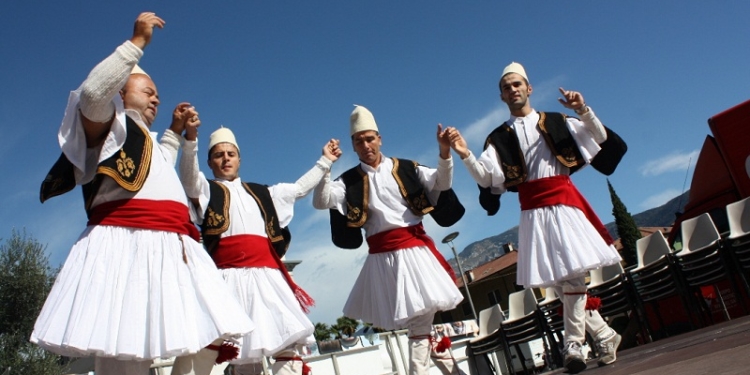 Identità ed estetica attraverso l'arte dell'abbigliamento popolare albanese