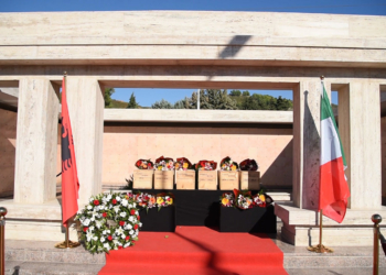 Veliaj Gjate Ceremonise Se Rivarrosjes Se 6 Ushtareve Italiane Ne Varrezat Murale Te Sharres 3