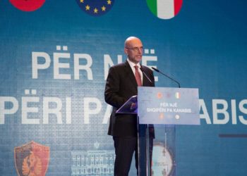 Ambasciatore Alberto Cutillo alla conferenza "Per un'Albania senza cannabis"