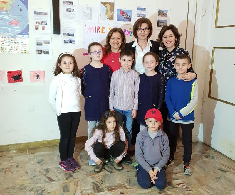 Anila Bitri con gli alunni della Scuola Besa