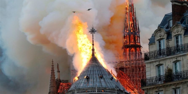 Notre Dame Parigi Incendio B