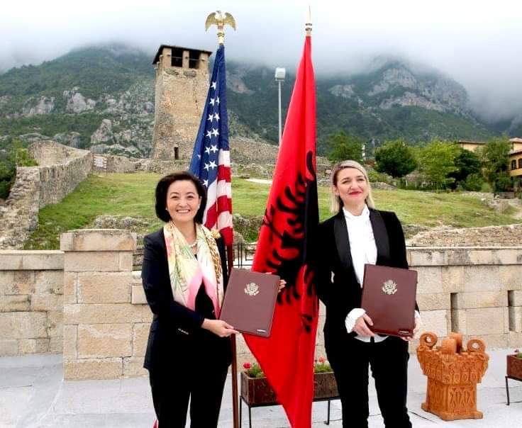L'ambasciatrice americana Yuri Kim e il ministro della Cultura dell'Albania, Elva Margariti