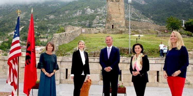 L'ambasciatrice americana Yuri Kim e il ministro della Cultura Elva Margariti con il loro staff a Kruja, Albania