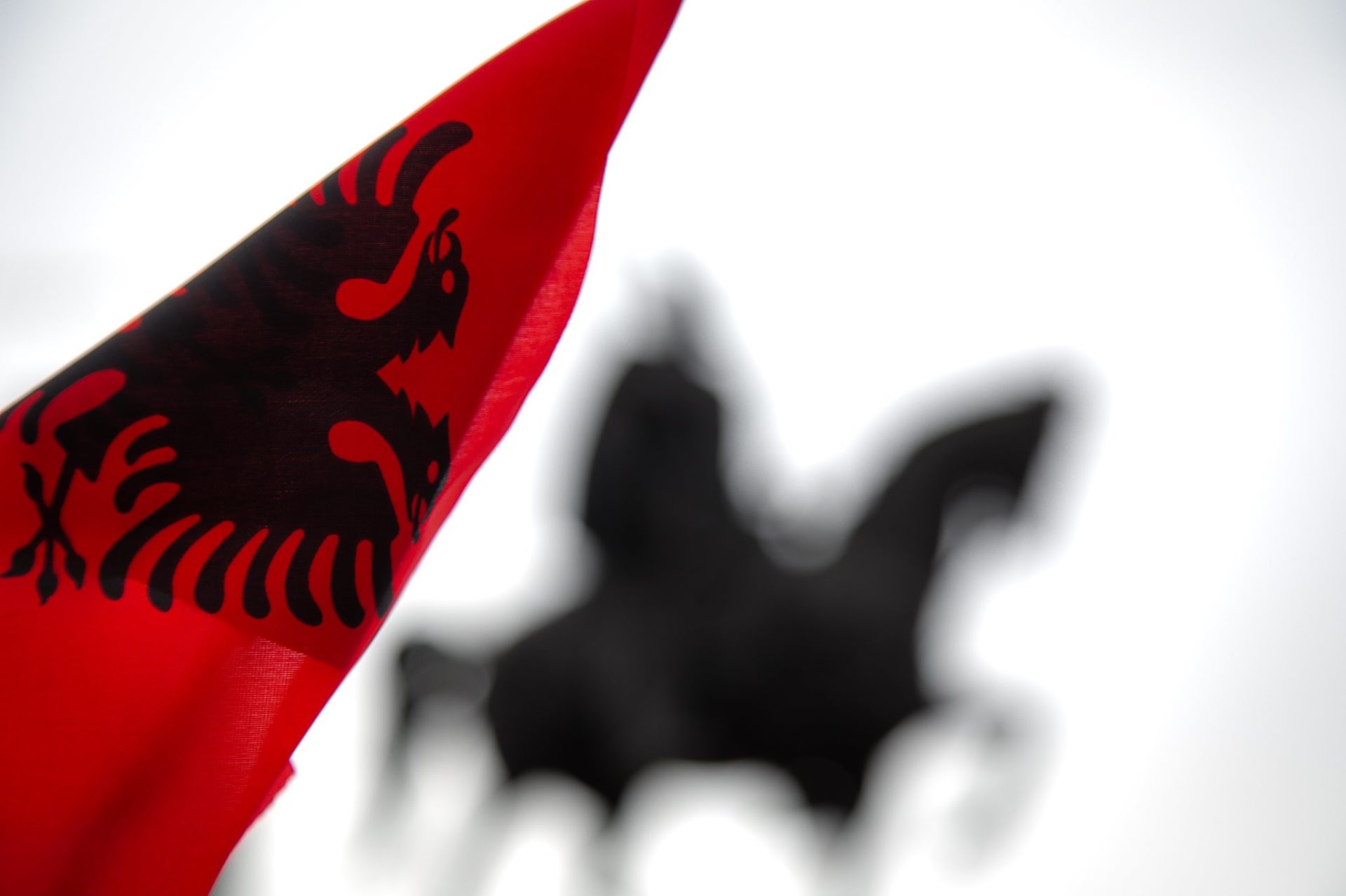 Bandiera albanese e la statua di Scanderbeg