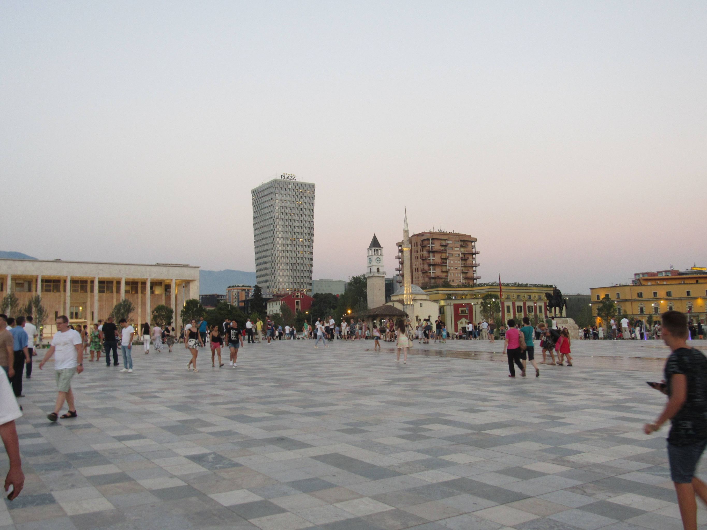 Piazza Scanderbeg, Tirana
