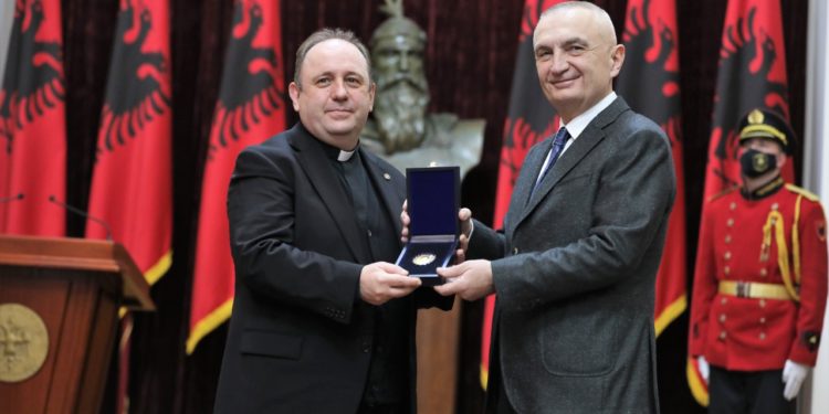Don Marco Pagniello, direttore di Caritas Albania e Ilir Meta, Presidente d'Albania