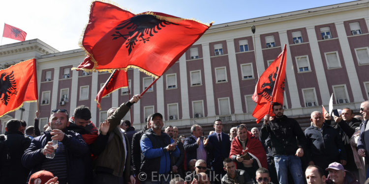 19 Marzo 2022 Tirana, Albania Bandiere Nazionali Sventolano Duranta La Manifestazione