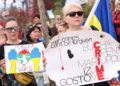 Tirana: albanesi e rifugiati ucraini marciando in solidarietà con il popolo ucraino