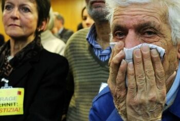 Lacrime dopo la sentenza Eternit a Torino (Ansa)