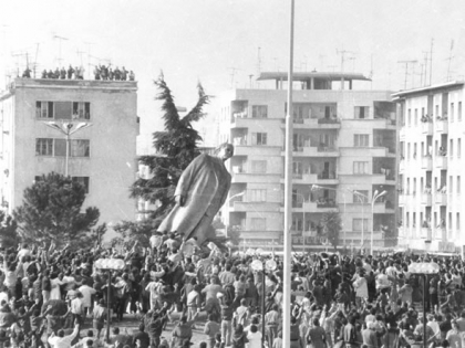 La statua di Enver Hoxha