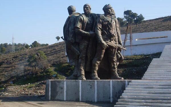 5 Heronjte e Vigut - il monumento di bronzo dei 5 eroi